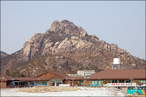 매바위산. 온정각 쪽에서 보면 봉우리가 매의 모습으로 보입니다. 